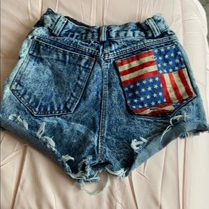 DISTRESSED SHORT SHORTS AMERICAN FLAG 🇺🇸 BACK POCKET